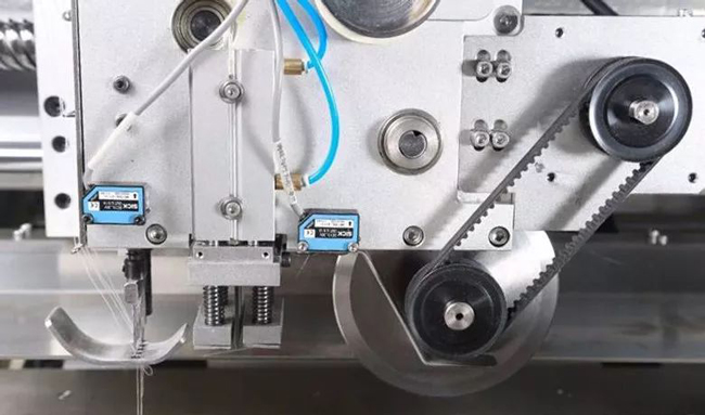 Automatic four-sided overlock sewing machine cross cutting Automatic four-sided overlock sewing machine cross cutting