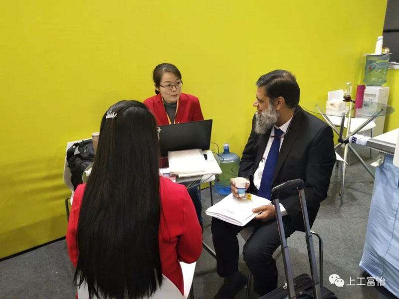 Foreign businessmen visit Richpeace computer spreader and other equipment Foreign businessmen visit Richpeace computer spreader and other equipment